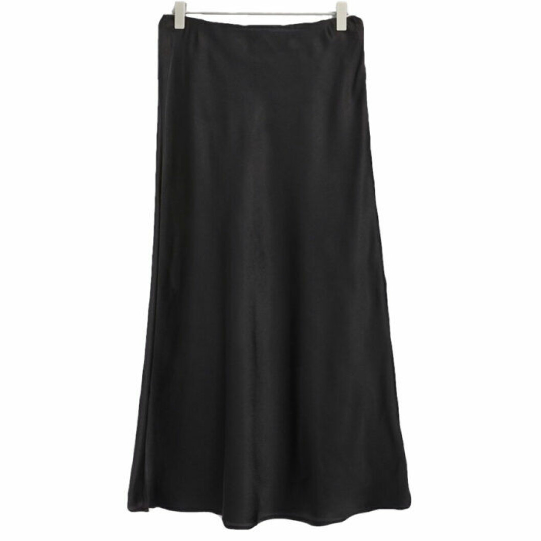 Glansig medellång kjol från Lindex. <a href="https://track.adtraction.com/t/t?a=1200827919&as=1218462148&t=2&tk=1&epi=basgarderob&url=https://www.lindex.com/se/7983836/" target="_blank" rel="noopener">Här kan du köpa den</a>. Glansig medellång kjol från lindex.