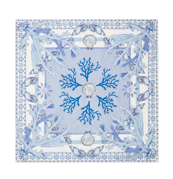 Scarf i siden, 999 kr, By Malina. <a target="_blank" rel="nofollow" href="https://ellosse.sjv.io/c/2867640/1021212/13369?subId1=FE-mod—ledigaplagg-bymalina-scarf-&u=https%3A%2F%2Fwww.ellos.se%2Fby-malina%2Fsidenscarf-65-x-65%2F1653785-04-1">Klicka på bilden för att komma direkt till den</a>. Scarf från By Malina.