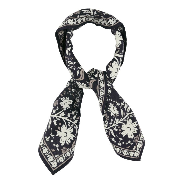 Scarf i ekologisk bomull, 700 kr, Skall Studio. Scarf i ekologisk bomull, 700 kr, Skall Studio.