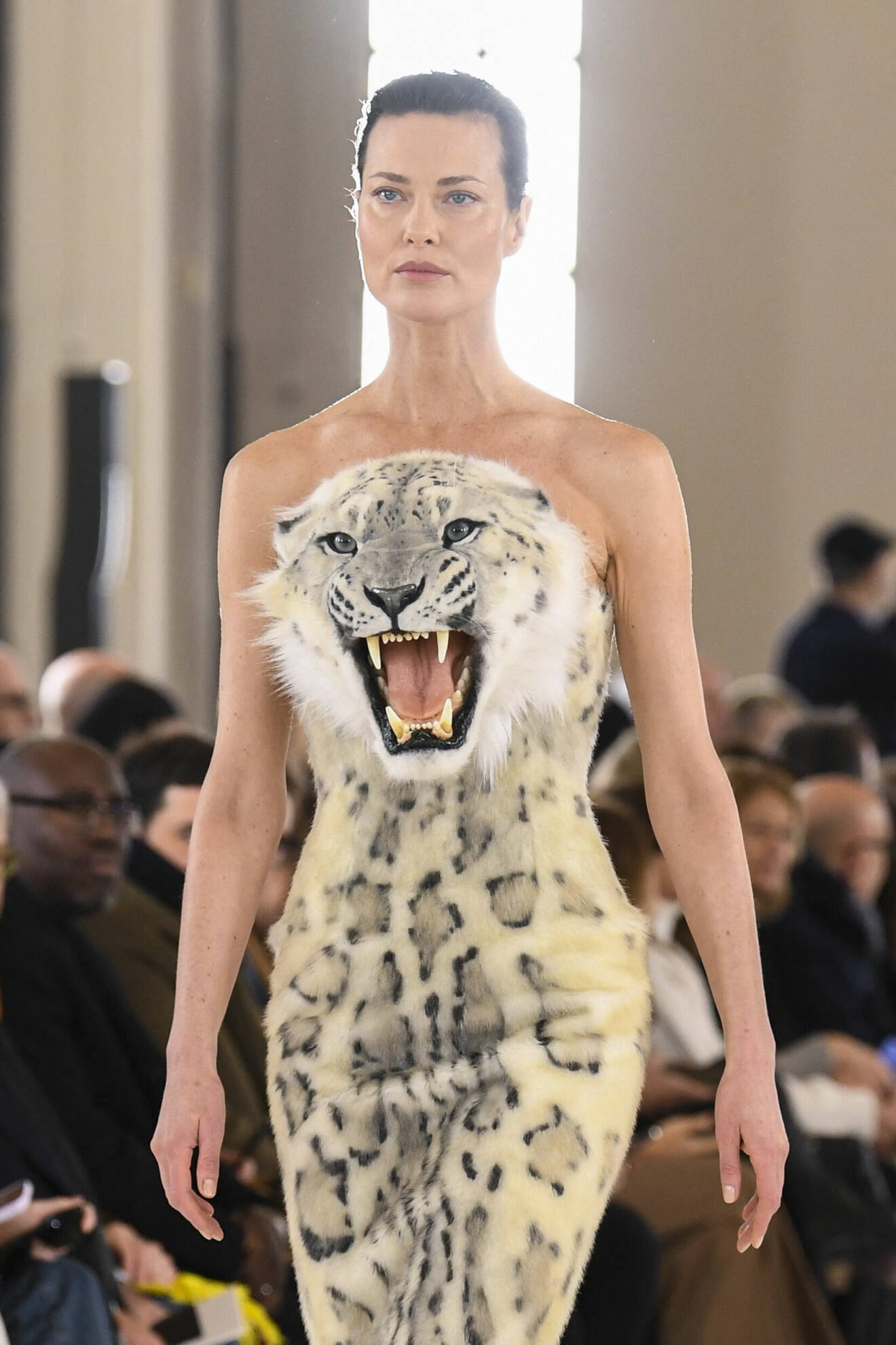 Leopardklänning från Schiaparelli under modeveckan i Paris.