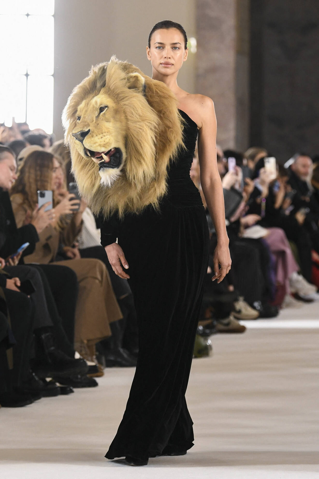 Schiaparellis haute couture-visning i Paris.
