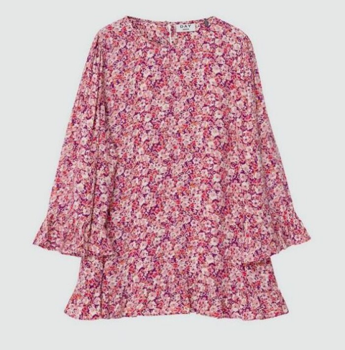 Topp, Day Birger et Mikkelsen. <a target="_blank" rel="nofollow" href="https://in.ahlens.se/t/t?a=1136856392&as=1218462148&t=2&tk=1&epi=an-moderegler&url=https://www.ahlens.se/Mode/overdelar/trojor-cardigans-15178/day-birger-et-mikkelsen-blink-shirts-blouses-iris-65188344/">Klicka på bilden för att komma direkt till produkten!</a> Blommig tunika i olika nynaser av rosa, långa vida ärmar och lätt nedställd nertill. Topp från Day Birger et Mikkelsen.