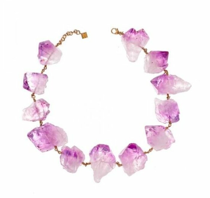 Halsband, 10239 kr, Märta Larsson. Halsband med guldfärgad kedja prydd med stora, osymmetriska bitar av ljuslila ametist. Halsband från Märta Larsson.