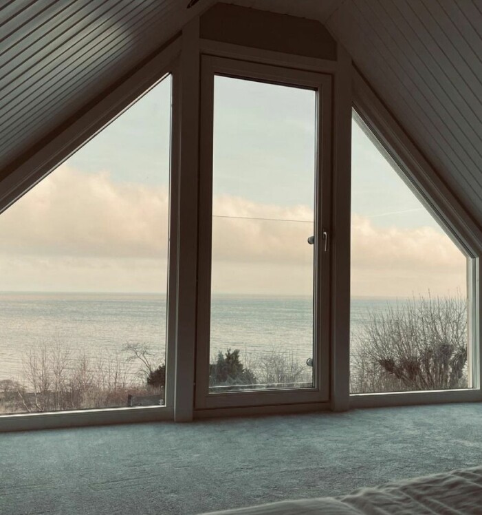 Sovrummet efter renoveringen! Vilken vy! Måns Zelmerlöw och Ciaras sovrum efter renoveringen stora fönster från golv till tak som nu släpper in havet i rummet.