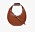 Handväska i konjaksbrunt skinn. Väskan är stel i formen och formad som en halvmåne. Väskan kommer från Staud clothing.