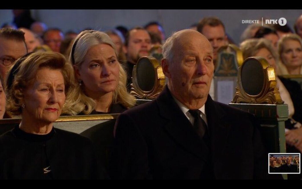 Prins Daniel fällde tårar under Ari Behns dotters tal.
