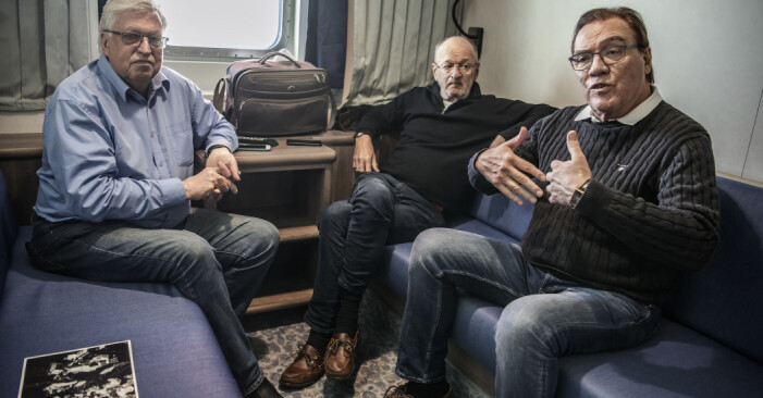 Avskedsturnén som pågått sedan hösten 2021 får bandmedlemmarna att bli aningen nostalgiska. Här ser vi Christer Sjögren, Jörgen Arnemar och Erik Lihm som tittar på gamla bilder på färjan från Oskarshamn till Visby innan en spelning nu i oktober.