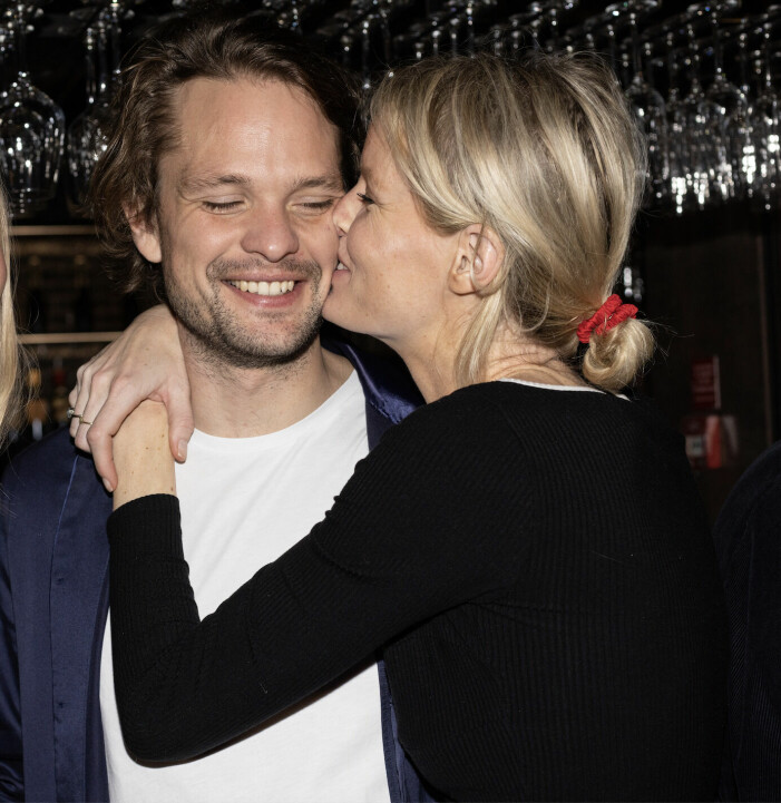 Otto Sauer och Caroline Winberg är gulliga ihop på kändismingel i mitten på december 2021. Caroline Winbergs nya kille 2022