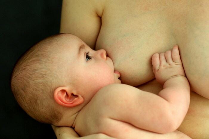 Nybliven mamma ammar sin bebis.