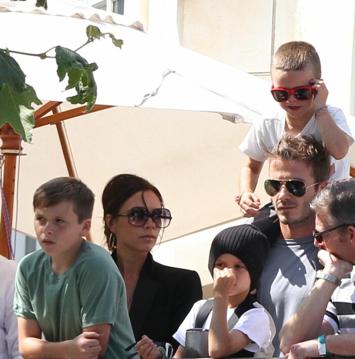 David och Victoria Beckham med sönerna Romeo, Cruz och Brooklyn på konsert med <em>The Jonas Brothers</em> 2010.