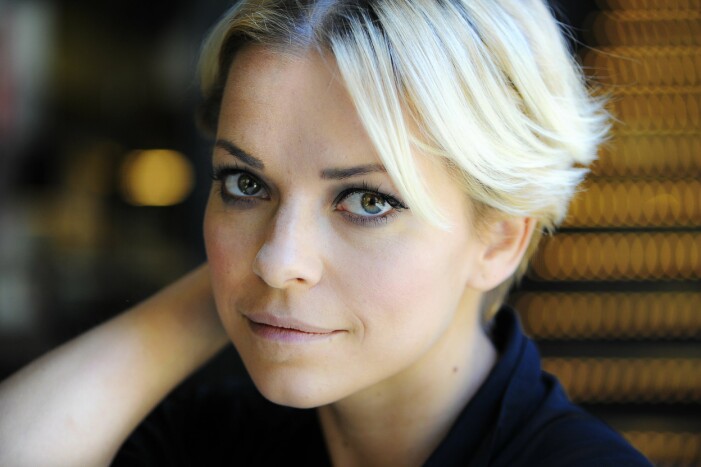 Så här såg Petra Marklund ut när hon släppte <em>Händerna mot himlen</em> 2012. Petra Marklund med kort blont hår.