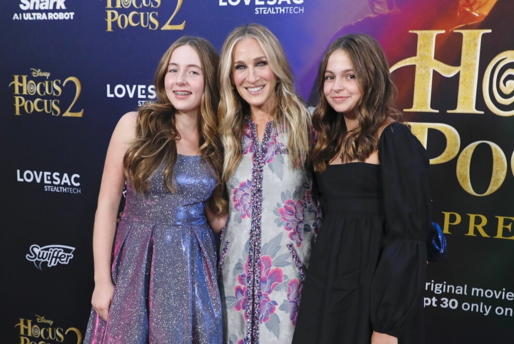 Sarah Jessica Parker och de 13-åriga tvillingdöttrarna på premiären av Hocus pocus 2 i september 2022.