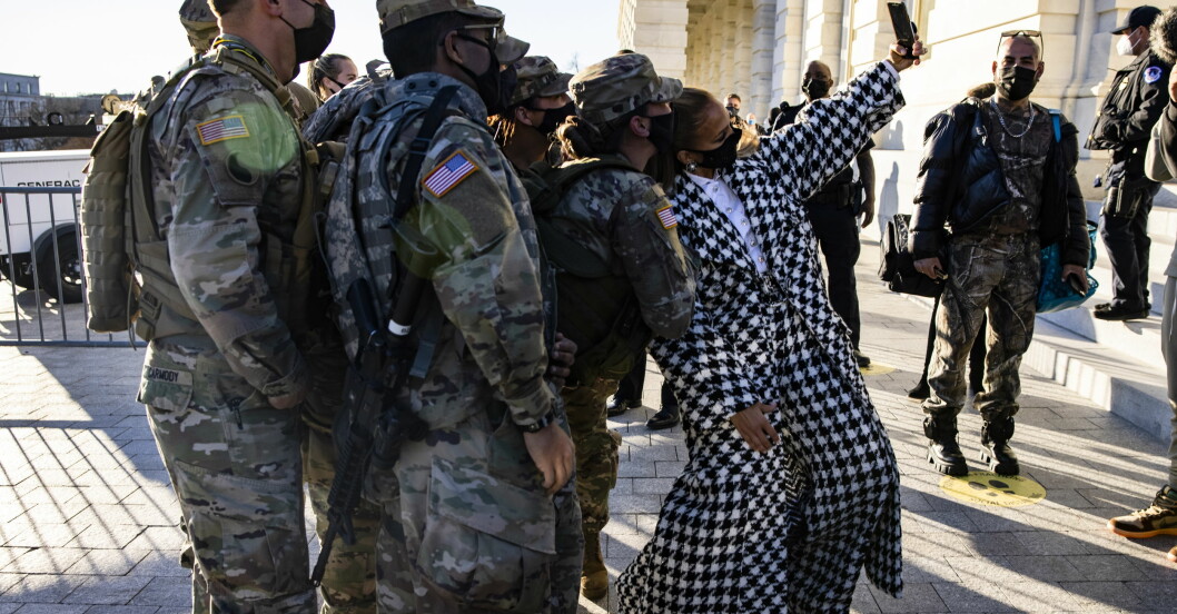 Jennifer Lopez tar en selfie (en groupie) ihop med militär-vakterna i samband med genrepet dagen innan Joe Biden svärs in som USA:s president.
