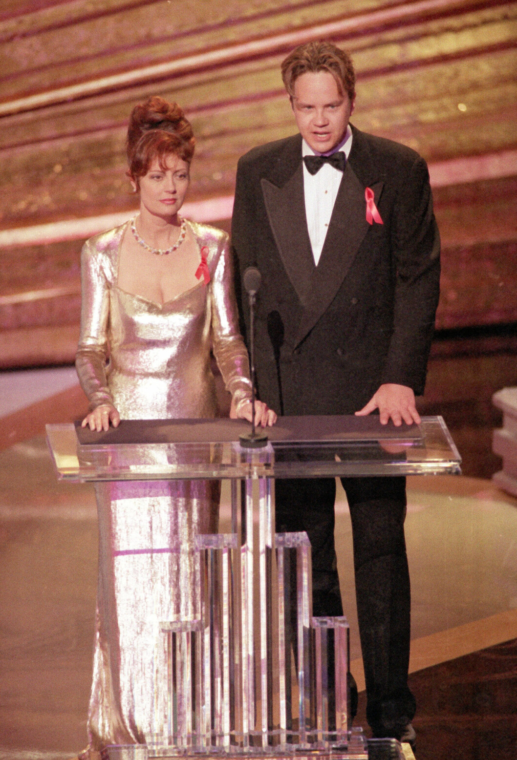 Susan Sarandon och Tim Robbins vid podiet under den 65:e upplagan av den årliga <span class=" italic" data-lab-italic_desktop="italic">Oscarsgalan</span>. Susan Sarandon och Tim Robbins vid podiet under den 65:e upplagan av den årliga Oscarsgalan.