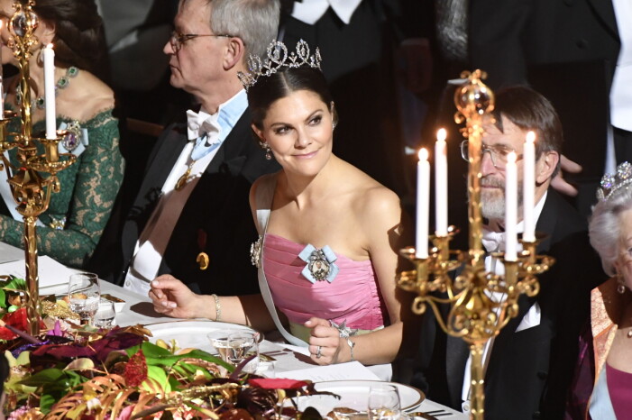 Kronprinsessan Victoria i Silvias Nina Ricci-klänning på Nobelfesten 2018. Kronprinsessan Victoria i mamma Silvias Nina Ricci-klänning på nobelfesten 2018.