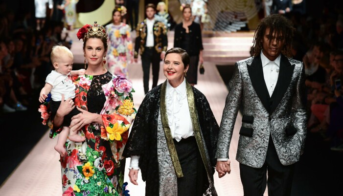 Elettra Rossellini Wiedemann med barn, mamma Isabella Rossellini och Roberto Rossellini går för Dolce & Gabbana under Fashion week Milano 2018. Italian actress Isabella Rossellini (C) and her daughter Elettra Rossellini Wiedemann (L) present creations during the Dolce & Gabbana fashion show, as part of the Women's Spring/Summer 2019 fashion week in Milan, on September 23, 2018. (Photo by Miguel MEDINA / AFP)