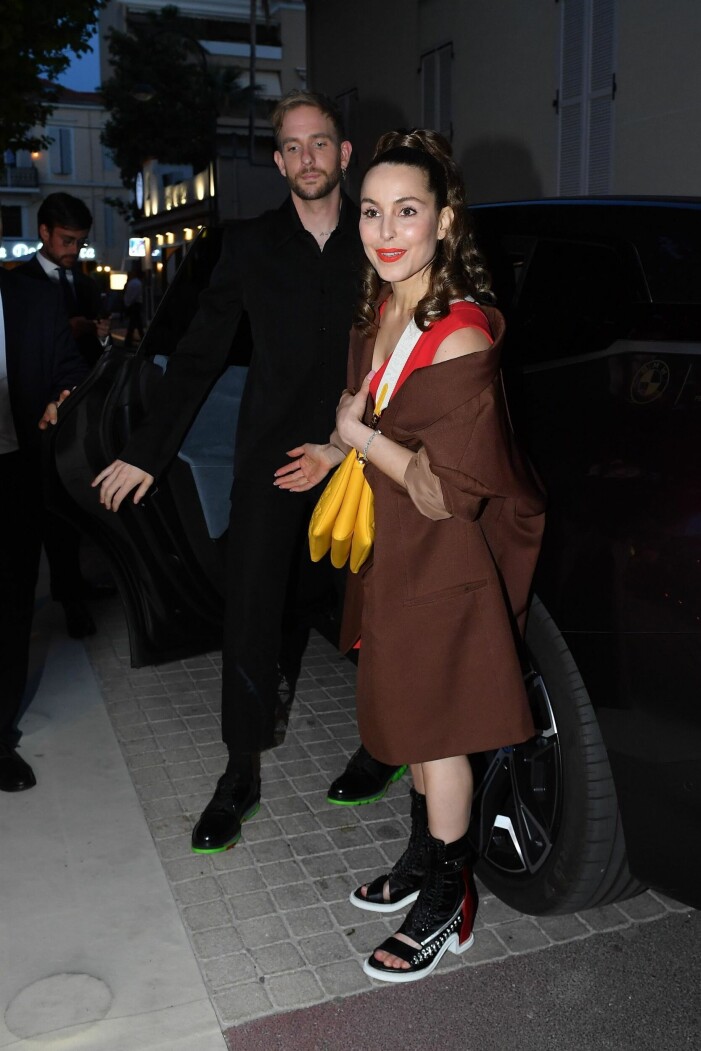 Noomi Rapace och Victor Thell på plats i Cannes, fångade på bild i all hast. Noomi rapace och victor Thell