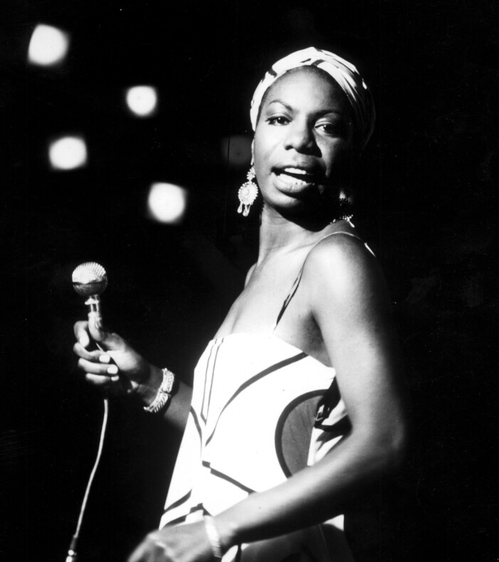 Se klipp med Nina Simones framträdanden. Sångerskan Nina Simone