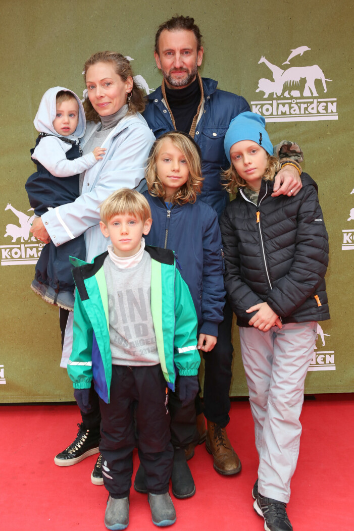 Eva Röse med maken Jacob Felländer och deras fyra barn.