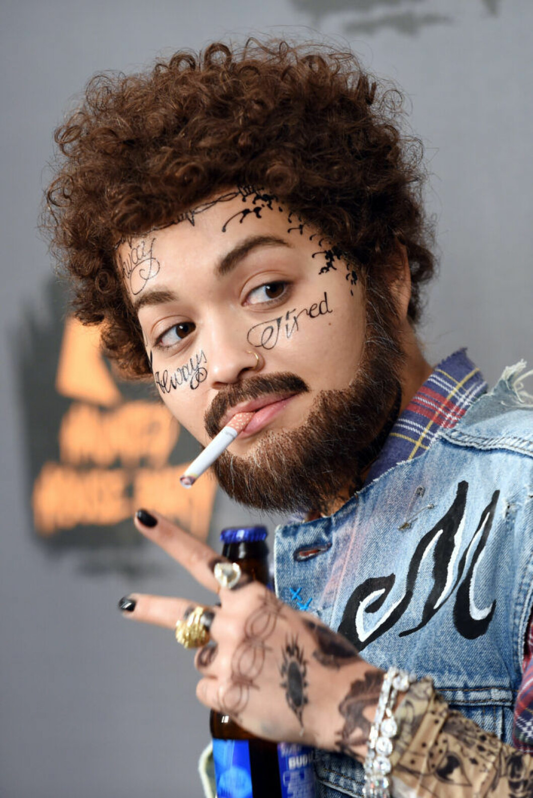 Rita Ora som Post Malone.