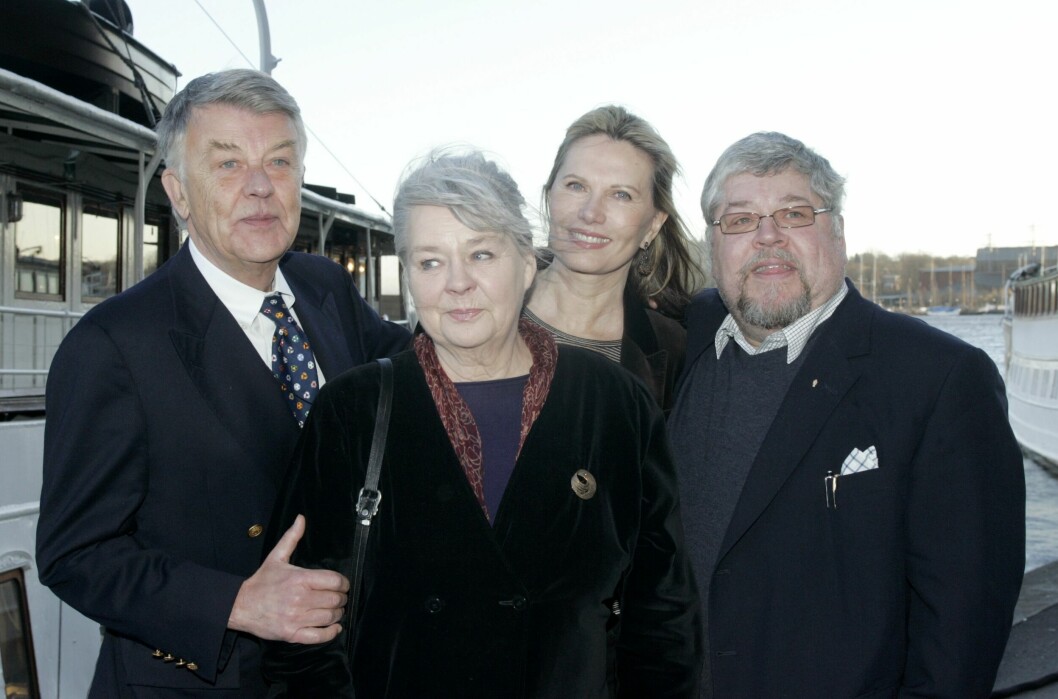 År 2005 var både Sven-Bertil Taube och Peter Harryson med i uppställningen kändisar som medverkade i SVT:s tv-program Stjärnorna på slottet.