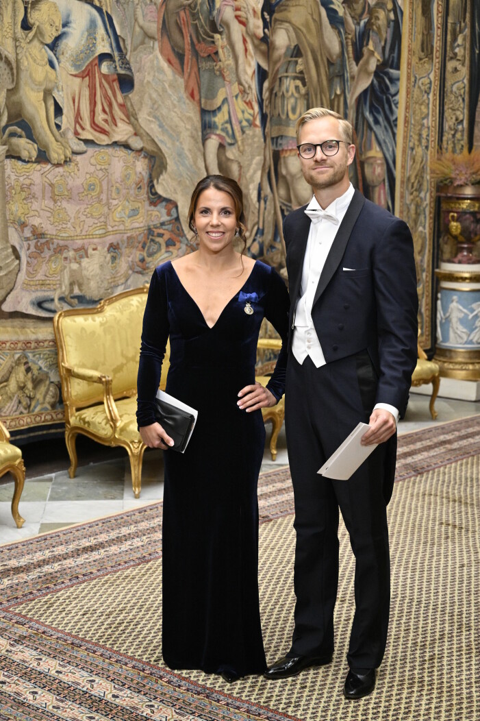 Charlotte Kalla tog med sig sambon Fredrik Karström till en representationsmiddag på Stockholms slott.