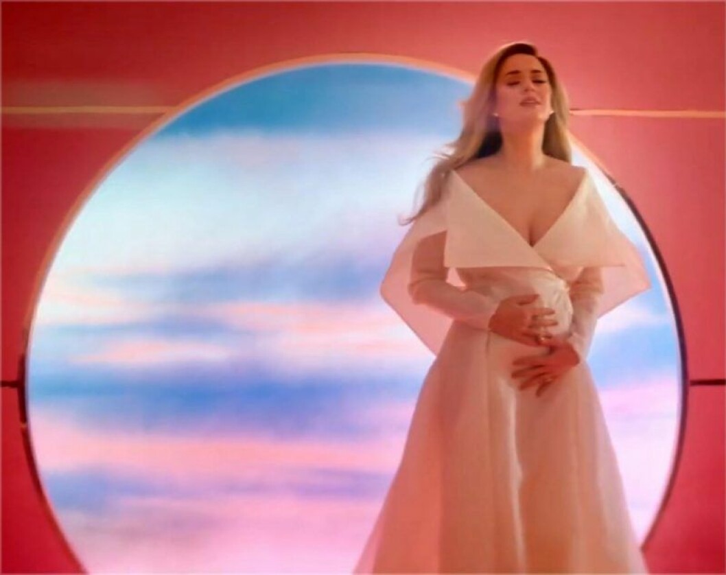 Katy Perry visar upp gravidmagen i nya musikvideon. Katy Perry visar upp gravidmagen i nya musikvideon.