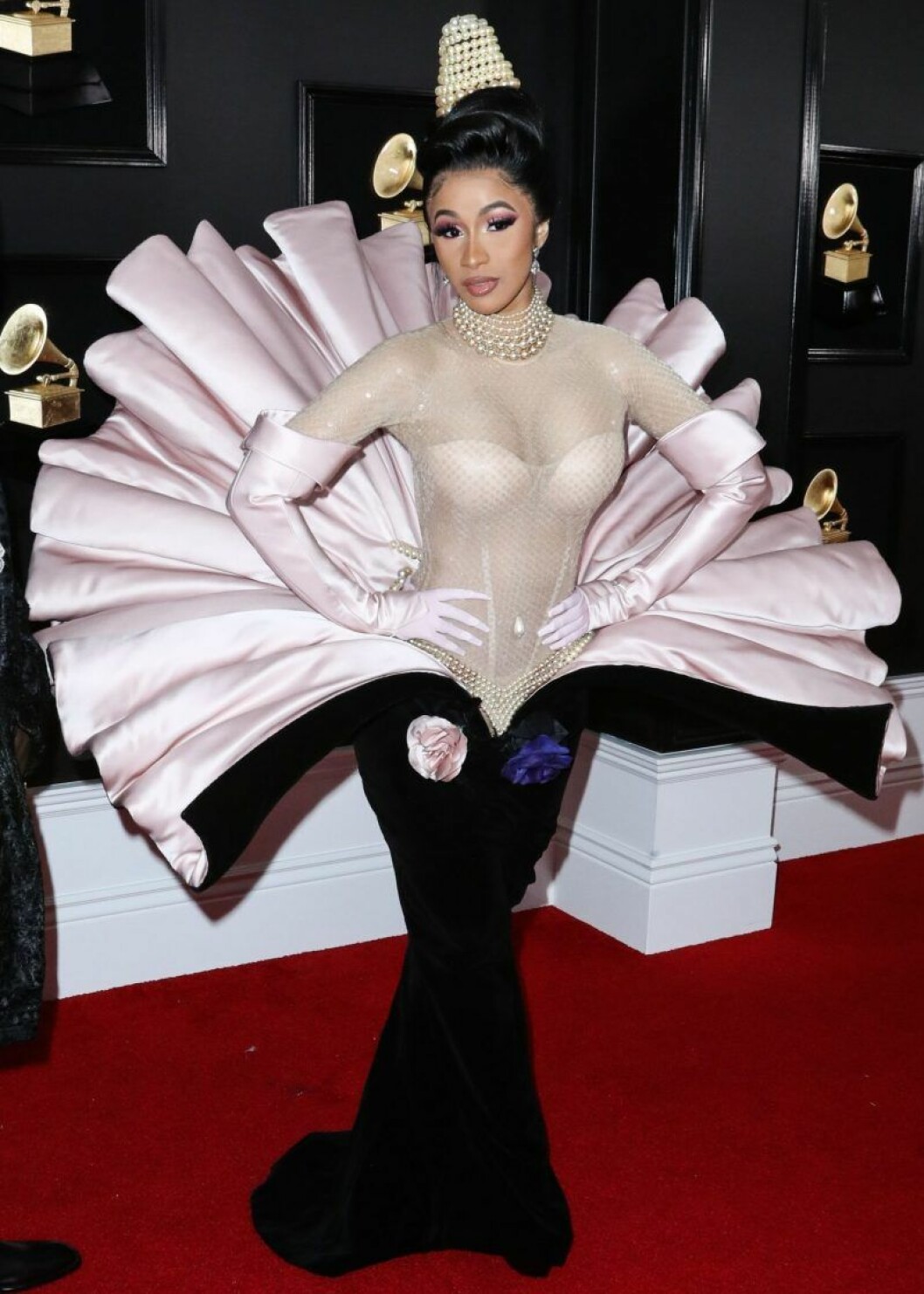 Cardi B i ostronklänningen på Grammy galan 2019. Cardi B i en klänning som ser ut som ett ostron.