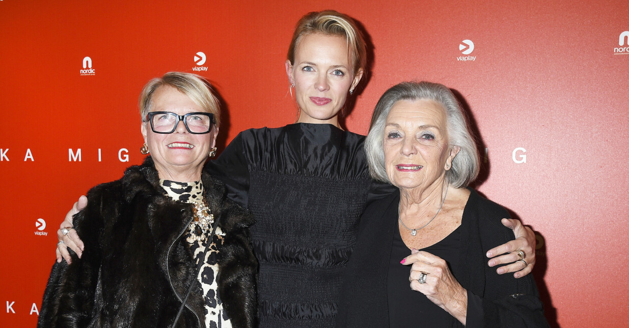 Flankerad av mamma Cian Bornebusch och mormor Anita Bornebusch Galli vid premiären av ”Älska mig”. Foto: TT