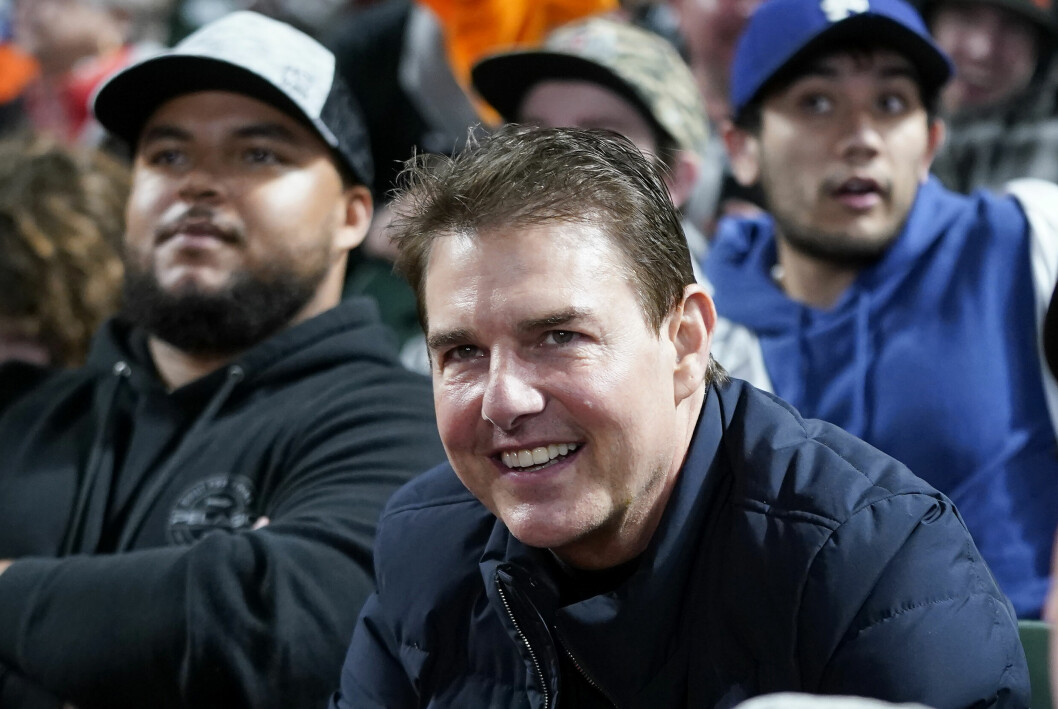 Connor Cruise och pappa Tom Cruise hejar fram Los Angeles Dodgers. Connor Cruise och pappa Tom Cruise hejar fram Los Angeles Dodgers.
