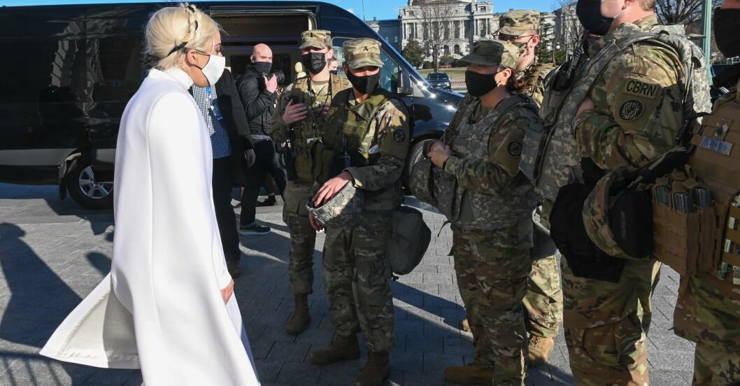 Lady Gaga hälsar på National Guard-soldaterna efter genrepet 19 januari i Washington, DC.