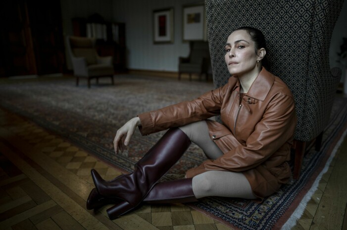 Sin bas har Noomi Rapace sedan flera år i London. Noomi Rapace bor sedan flera år i London.