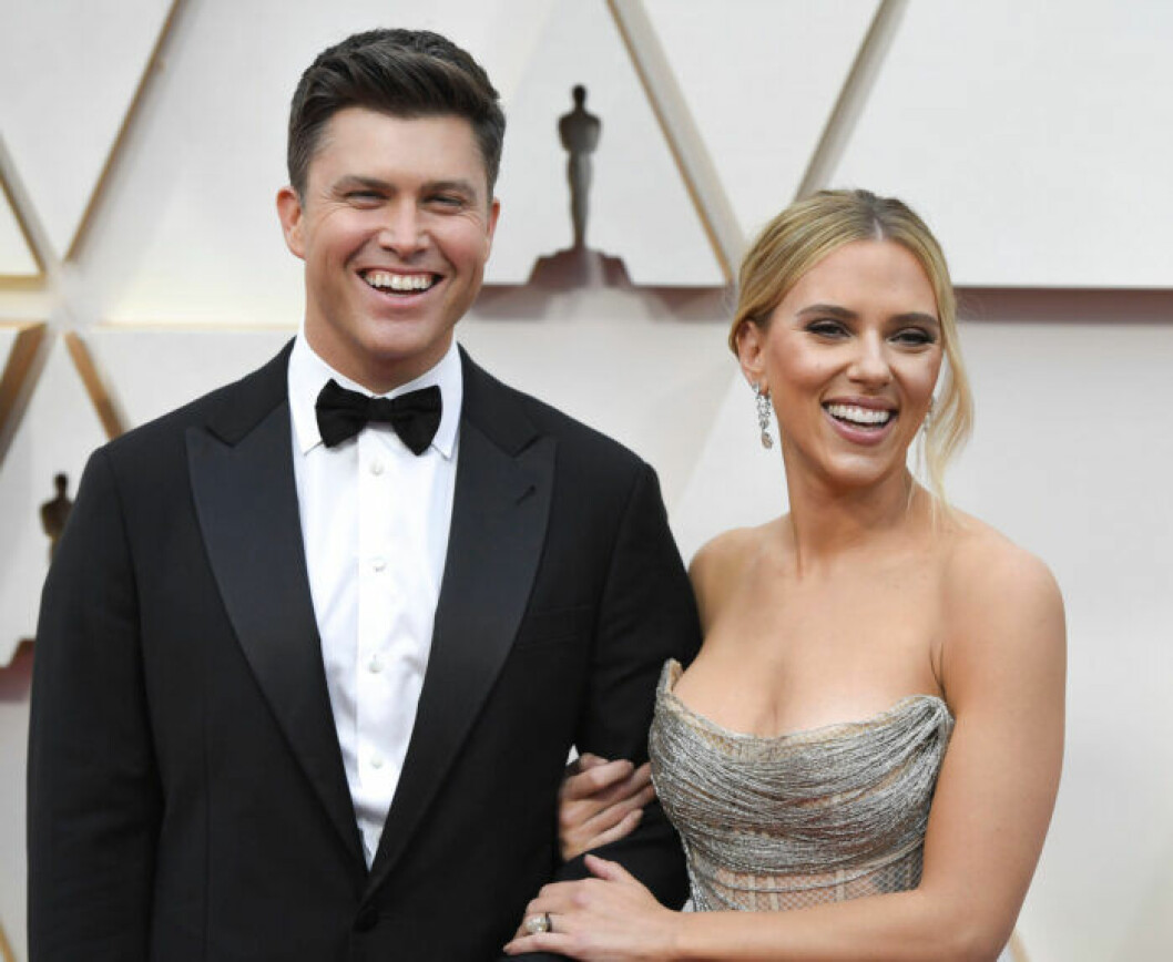 Colin Jost och Scarlett Johansson. Colin Jost och Scarlett Johansson.