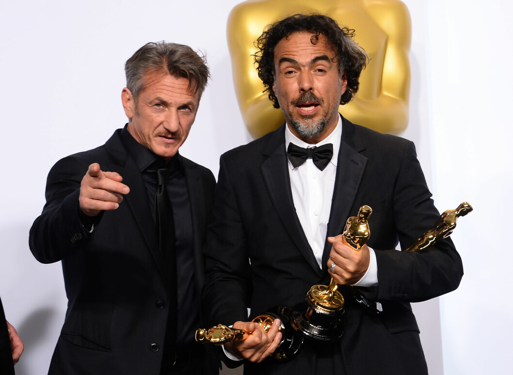 Sean Penn (t v) och Alejandro González Iñárritu på <span class=" italic" data-lab-italic_desktop="italic">Oscarsgalan</span> 2015. Sean Penn (t v) och Alejandro González Iñárritu på Oscarsgalan 2015.