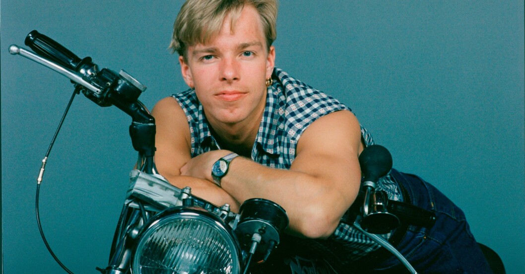 En ung Casper Janebrink poserar på motorcykel.