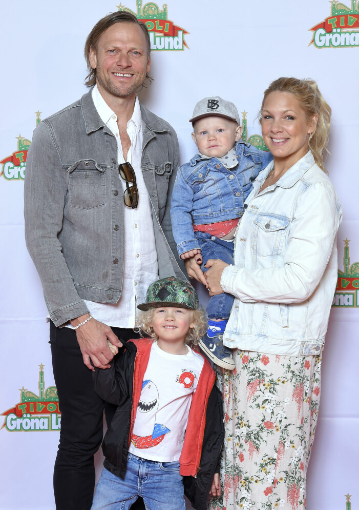 ”Går från att vara föräldrar som är gifta till vara föräldrar som är vänner”, säger de nu. <br>Bild från Gröna Lund med barnen 2019.