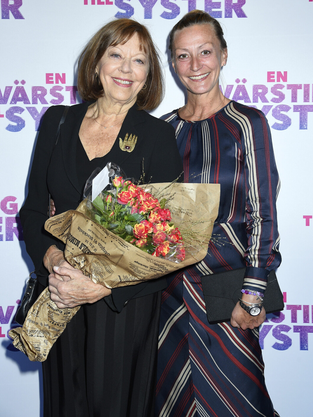Mor och dotter på röda mattan! Lill Lindfors och dottern Petronella Wester på premiären av musikalen <span class=" italic" data-lab-italic_desktop="italic">En värsting till syster</span> på Chinateatern i Stockholm, 2019. Lill Lindfors och dottern Petronella Wester 2019