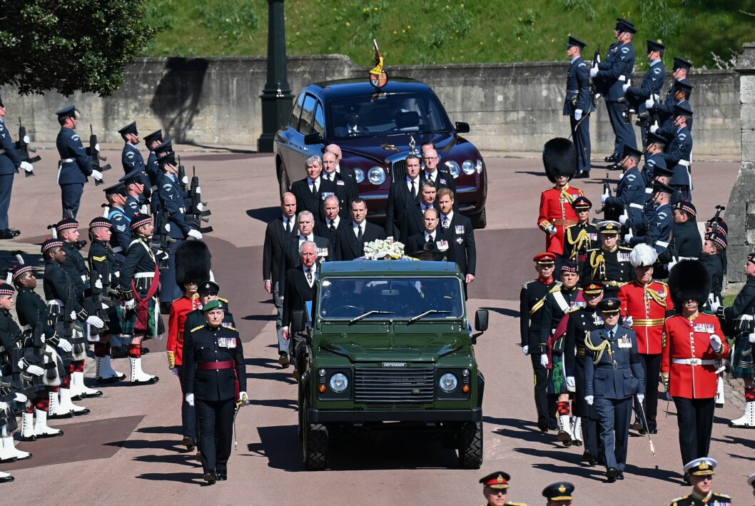 Kortegen till St Georges kapell, drottningen sist i ledet i den vinröda bilen. Kortegen till St Georges kapell, drottningen sist i ledet i den vinröda bilen.