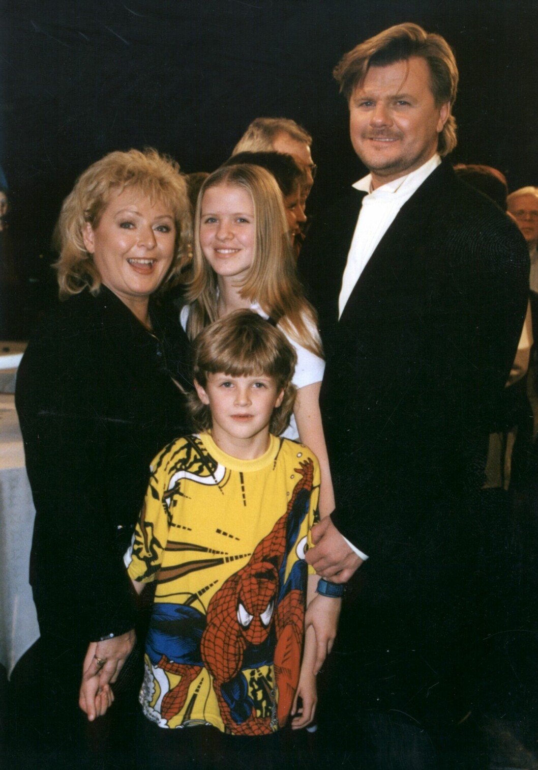 Kikki Danielsson och Kjell Roos poserar för med de gemensamma barnen; dottern Emma Roos och sonen Viktor Roos. Okänt fotodatum. Kikki Danielsson och Kjell Roos poserar för med de gemensamma barnen; dottern Emma Roos och sonen Viktor Roos.