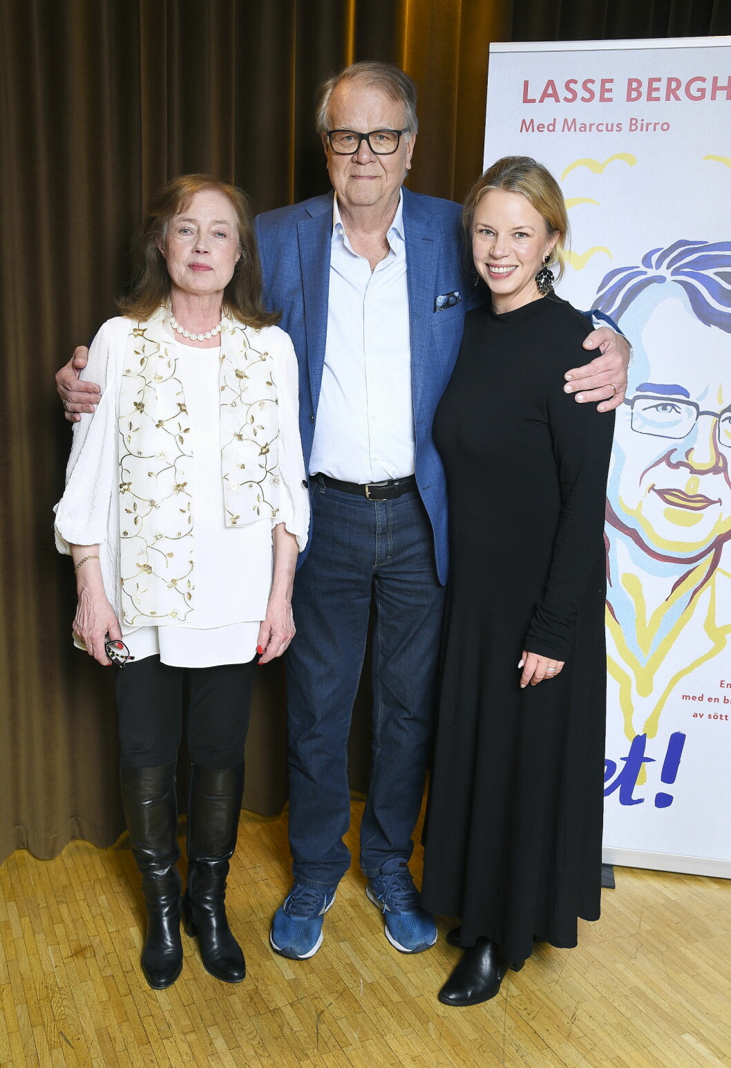 Lasse Berghagen tillsammans med hustrun Eva och gemensamma dottern Maria vid bokreleasen för artistens självbiografiska bok <span class=" italic" data-lab-italic_desktop="italic">Hej Livet!</span>, skriven tillsammans med Marcus Birro. Lasse Berghagen tillsammans med hustrun Eva och gemensamma dottern Maria vid bokreleasen för artistens självbiografiska bok Hej Livet!, skriven tillsammans med Marcus Birro.