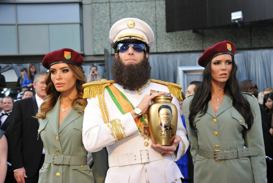 Sacha Baron Cohen anländer som den fiktiva diktatorn Aladeen från filmen<span class=" italic" data-lab-italic_desktop="italic"> The Dictator</span> vid <span class=" italic" data-lab-italic_desktop="italic">Oscarsgalan</span> 2012. Sacha Baron Cohen anländer som den fiktiva diktatorn Aladeen från filmen The Dictator vid Oscarsgalan 2012.