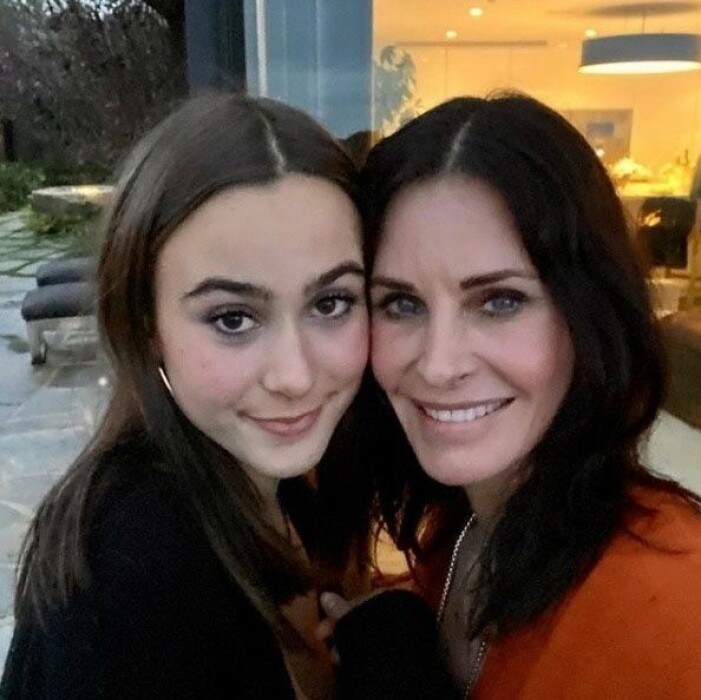 Courteney Cox fick dottern Coco 2004. Courteney Cox poserar med dottern Coco.