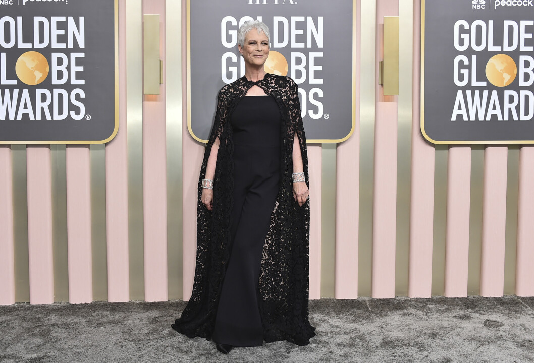 På <span class=" italic" data-lab-italic_desktop="italic">Oscarsgalan</span> 2023 var Jamie Lee Curtis en av de skådespelare som stal showen på röda mattan. Hon bar en svart byxdress med tillhörande cape i spets. På Oscarsgalan 2023 var Jamie Lee Curtis en av de skådespelare som stal showen på röda mattan. Hon bar en svart byxdress med tillhörande cape i spets.