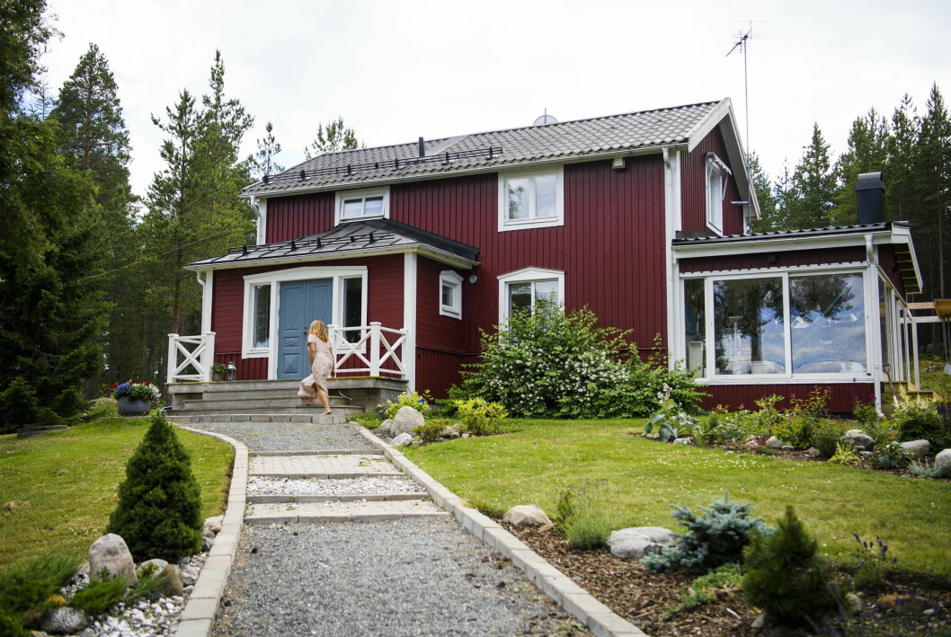 Karin Granberg utanför sitt hus i Kåge utanför Skellefteå år 2021. Förutom hennes respektive roller i <span class=" italic" data-lab-italic_desktop="italic">Fråga doktorn</span> och <span class=" italic" data-lab-italic_desktop="italic">Robinson</span>, så är Karin också medicinskt ansvarig för lokala sportklubben Skellefteå AIK Hockey, där tre av hennes söner tidigare spelat och en fortfarande gör det. Karin Granberg utanför sitt hus i Kåge utanför Skellefteå år 2021. Förutom hennes respektive roller i Fråga doktorn och Robinson, så är Karin också medicinskt ansvarig för lokala klubben Skellefteå AIK Hockey, där tre av hennes söner tidigare spelat och en fortfarande gör det.