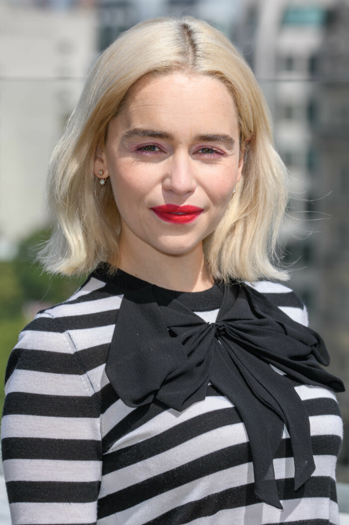 Emilia Clarke med mittbena och voluminös page.