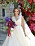 Charlotte Perrelli vid sitt bröllop 2015. Hon håller i en stor brudbukett med färgglada blommor. Klänningen är vit och besår av mycket spets. Slöjan är lång och i tyll.