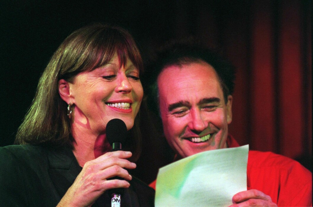Robert Broberg och Lill Lindfors sjunger duett tillsammans. Okänt fotodatum.