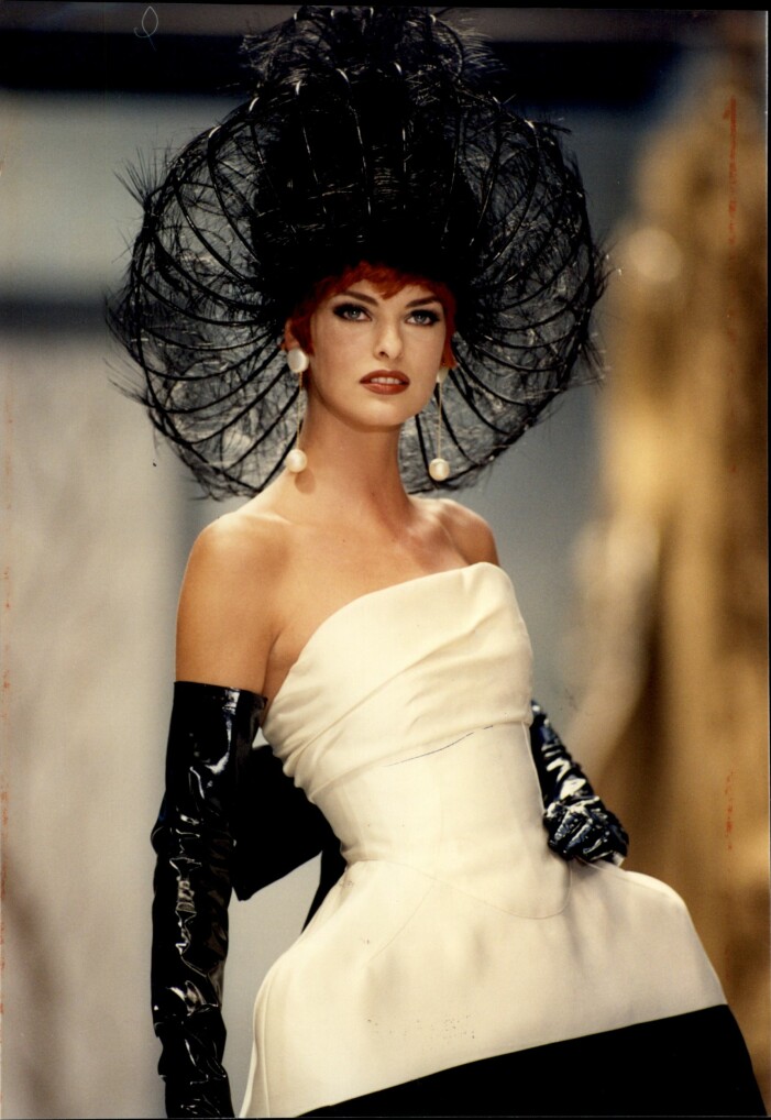 Linda Evangelista på catwalken för Chanel. Linda Evangelista på catwalken för Chanel.