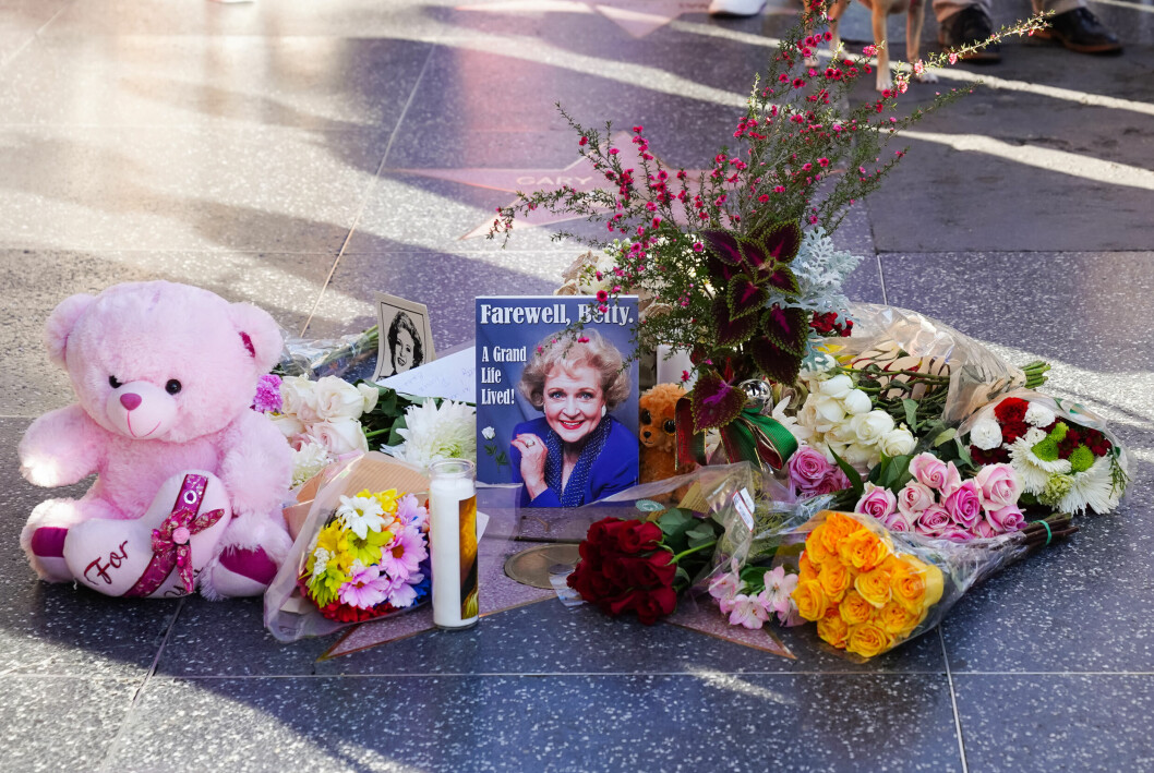 Betty White hedras nu på gatorna i LA. Betty White hedras nu på gatorna i LA.