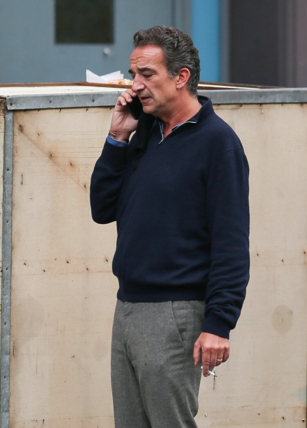 Oliver Sarkozy har fortfarande på sig vigselringen, ett halvår efter skilsmässan med Mary-Kate Olsen – här i New York i början av oktober 2020. Mary Kate Olsen och Oliver Sarkozy vigselringar 2020, efter skilsmässan.